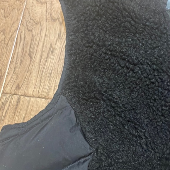 Black puffer vest Athleta size Medium - Picture 4 of 4